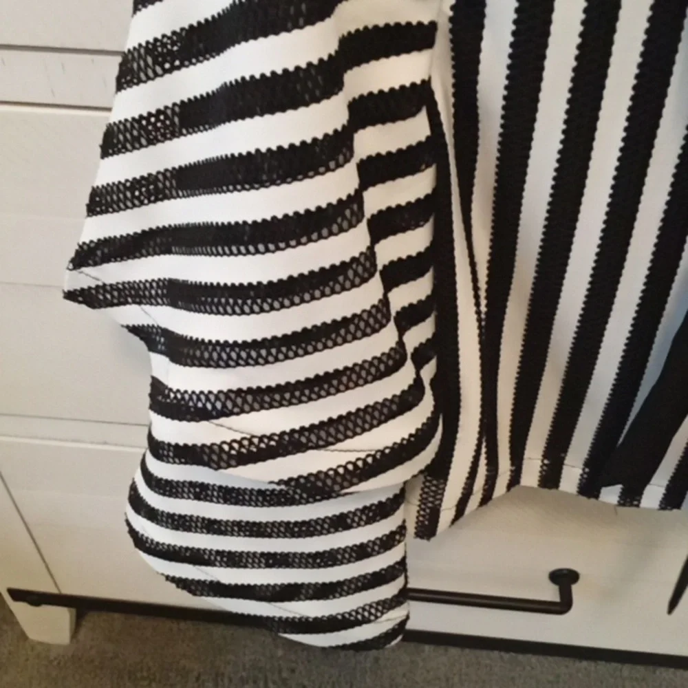 Ladies Gracia Black & White Blouse - Picture 3 of 6